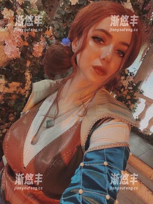 Alina Becker 哦,Alina Becker的全套皮克·菲格,看来我得加一条新规则:别喝咖啡时看!